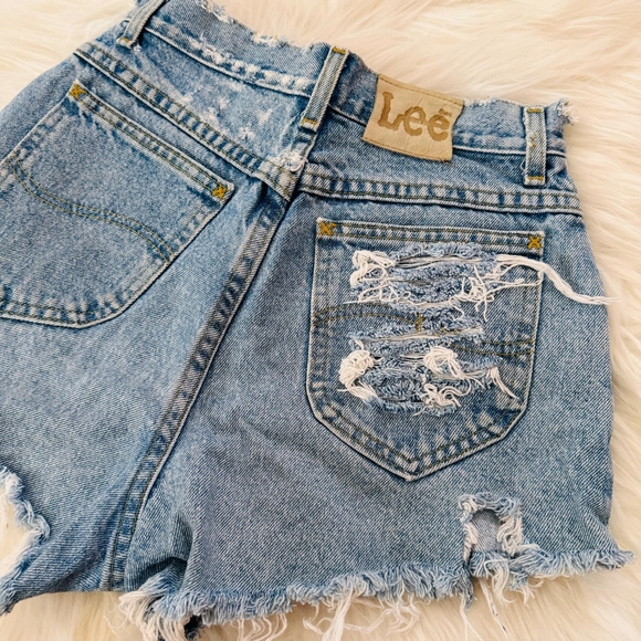 90s Vintage LEE Distressed Highwaist Denim Shorts. - Picture 3 of 6